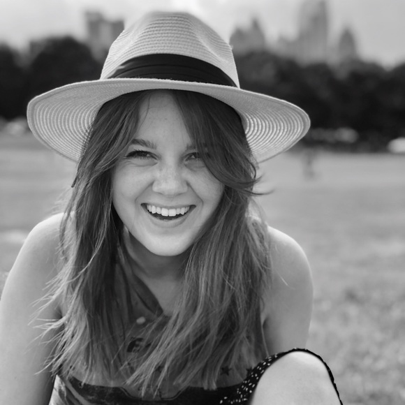 Meet your Posher, Emily - Picture 2 of 4